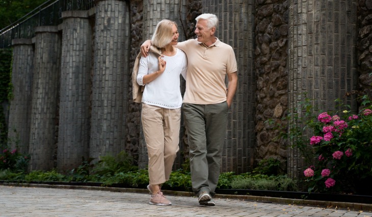 coppia si mantiene attiva contro l'invecchiamento e passeggiano abbracciati
