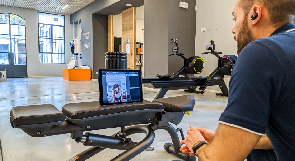 ragazza fa allenamento a corpo libero con il suo personal trainer 