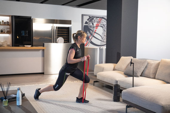 Donna che si allena da casa con il servizio di personal trainer online