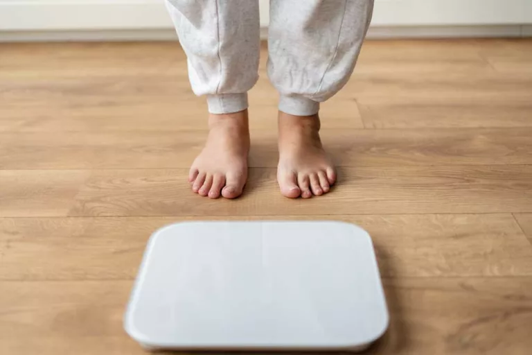 bambino sta per salire sulla bilancia soffre di obesità infantile