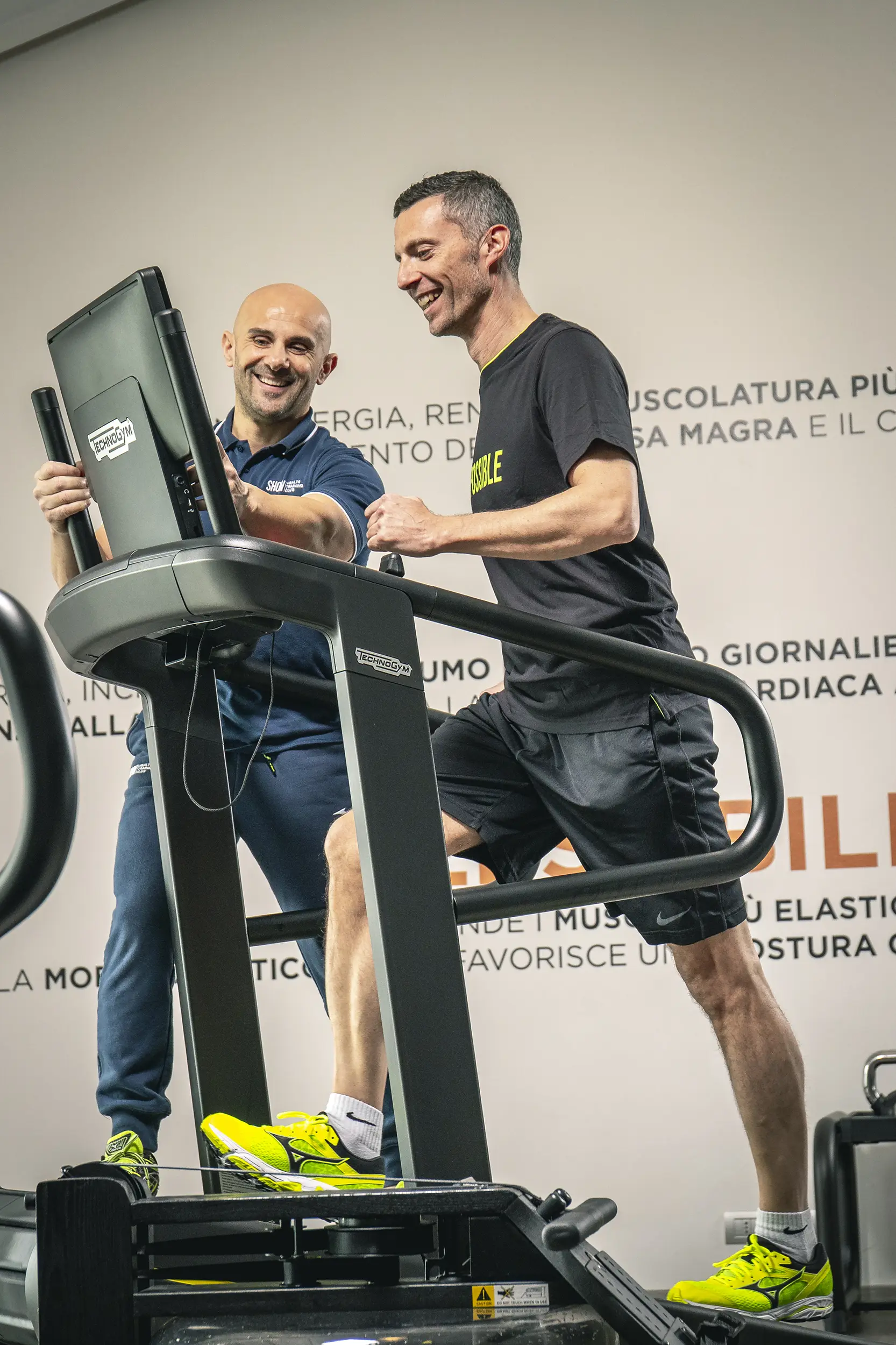 Uomo che si allena con squadra di personal trainer presso Show Club