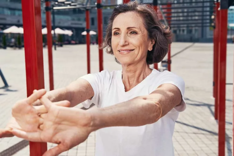 donna ha fatto esercizi posturali e ora si sente bene e sorride