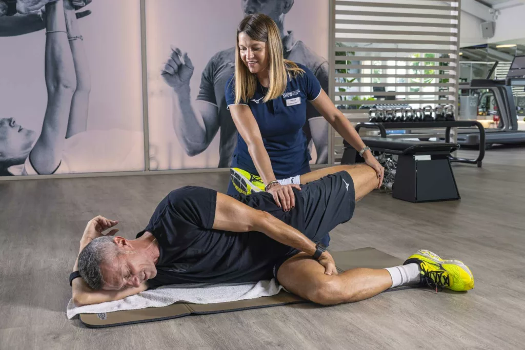 uomo si allena per avere una vita longeva insieme a una personal trainer