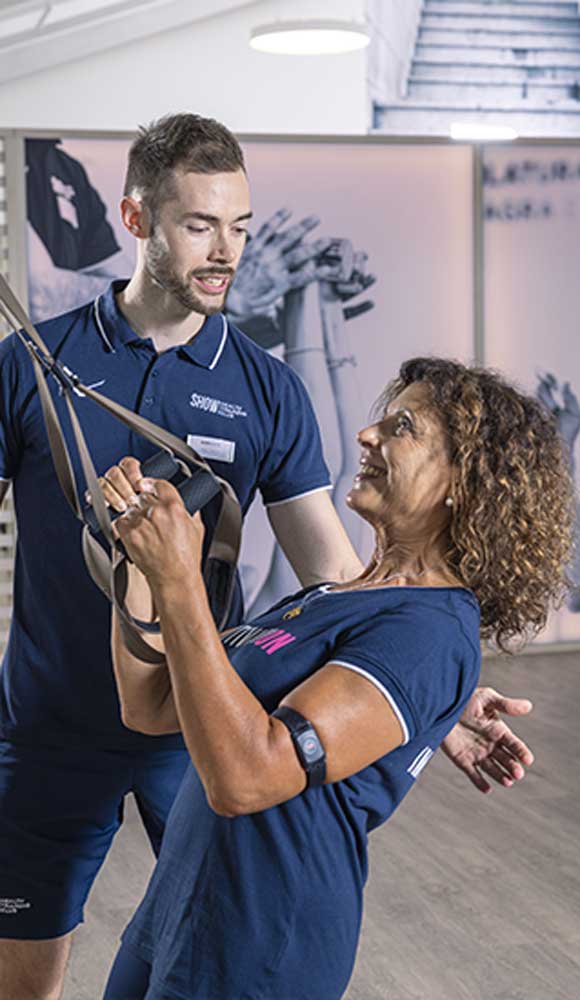 donna over 60 dell terza età si allena seguita da un personal trainer a Padova